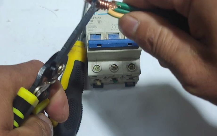 老電工揭秘 開關(guān)接線常見誤區(qū)，兩根軟線與一根硬線如何正確連接